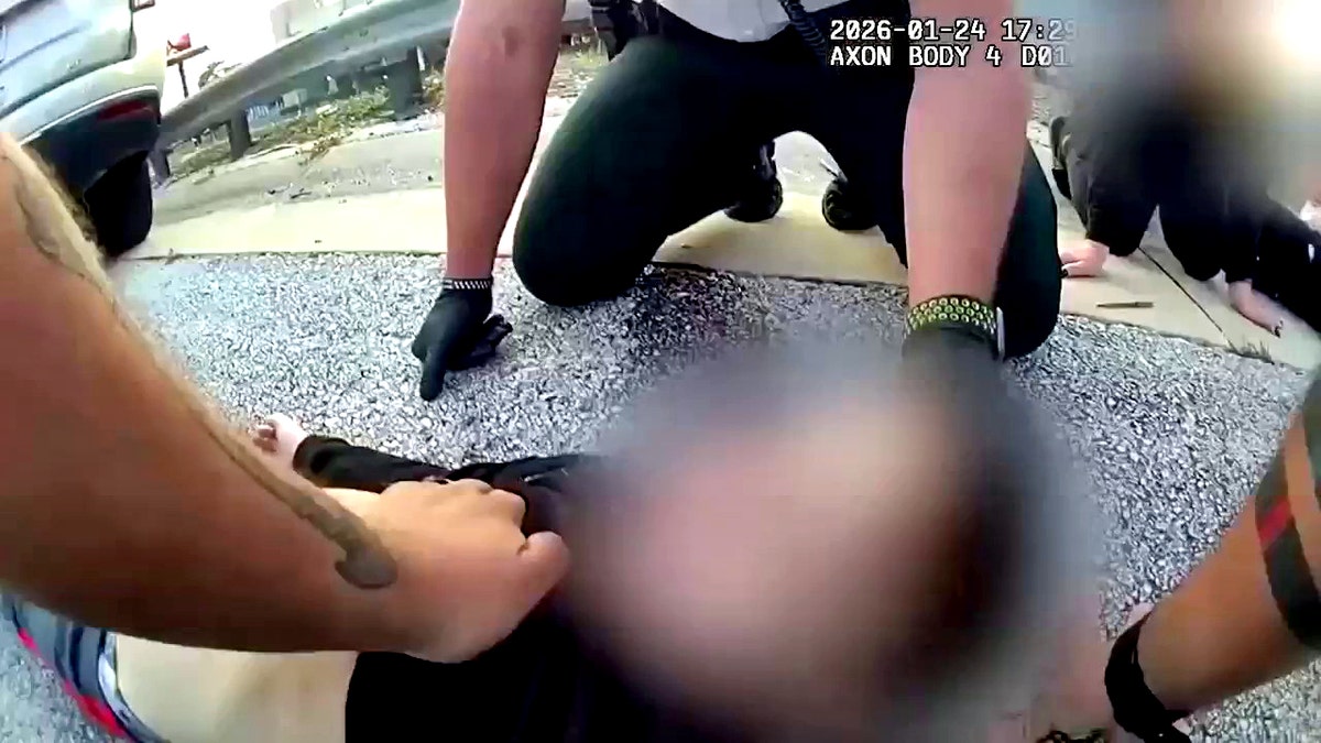 i primi soccorritori eseguono la RCP sul bambino