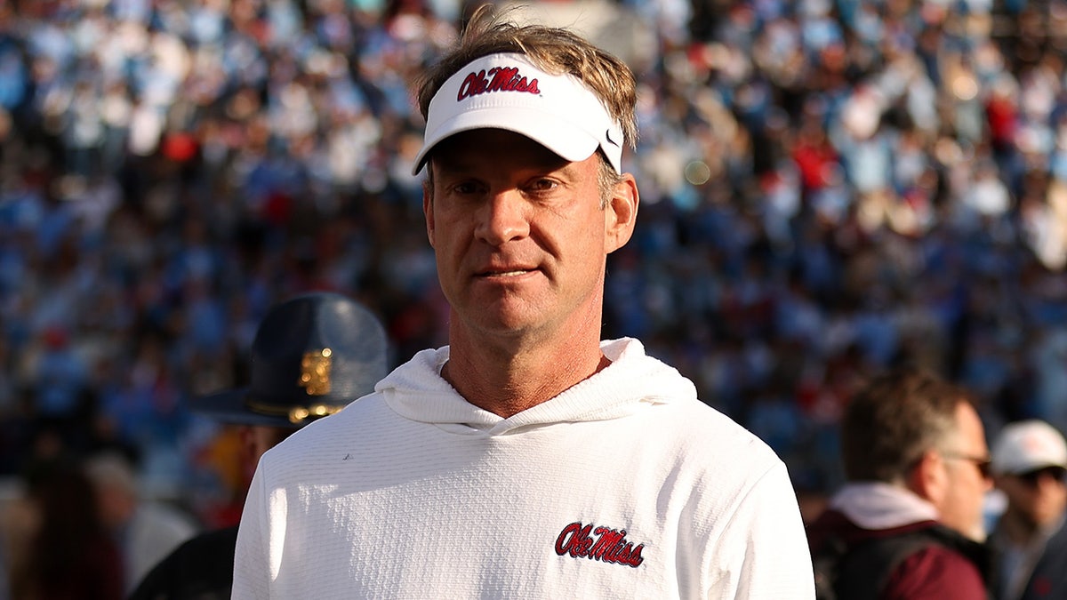 Lane Kiffin parada durante um jogo de futebol americano Ole Miss no Davis Wade Stadium