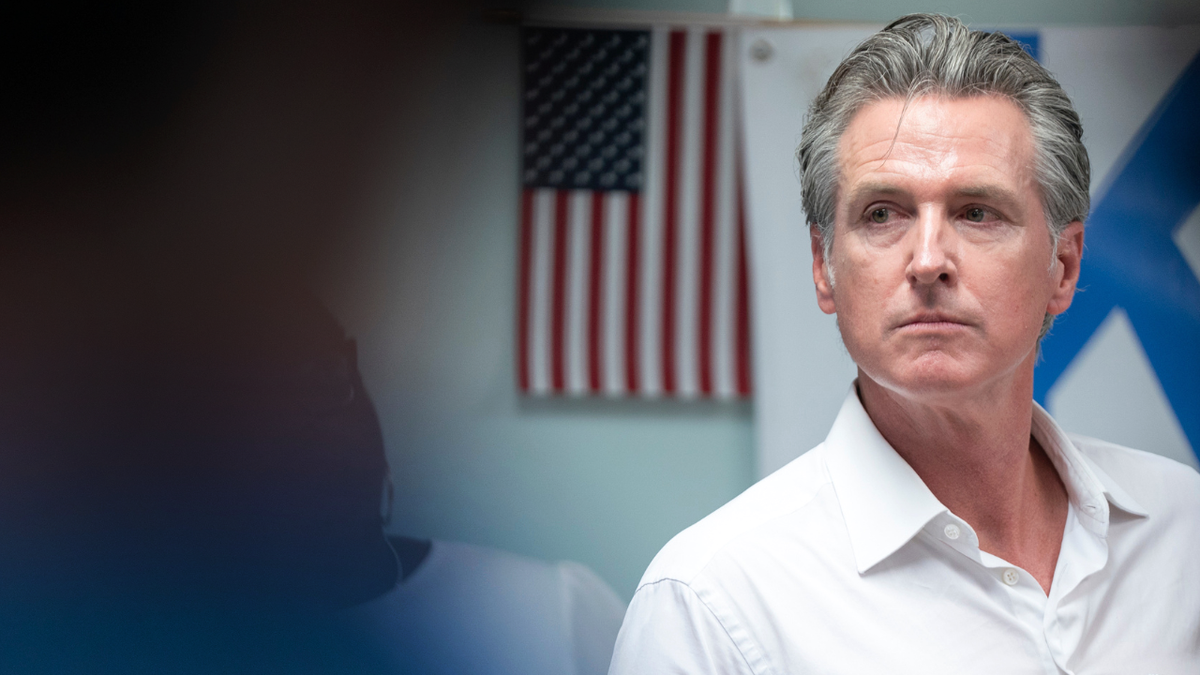 O governador da Califórnia, Gavin Newsom, ouve uma pergunta durante um evento na Carolina do Sul.