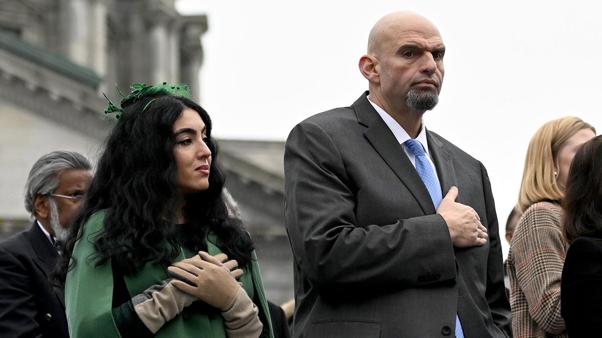 El senador Fetterman y su esposa asisten a la ceremonia. 