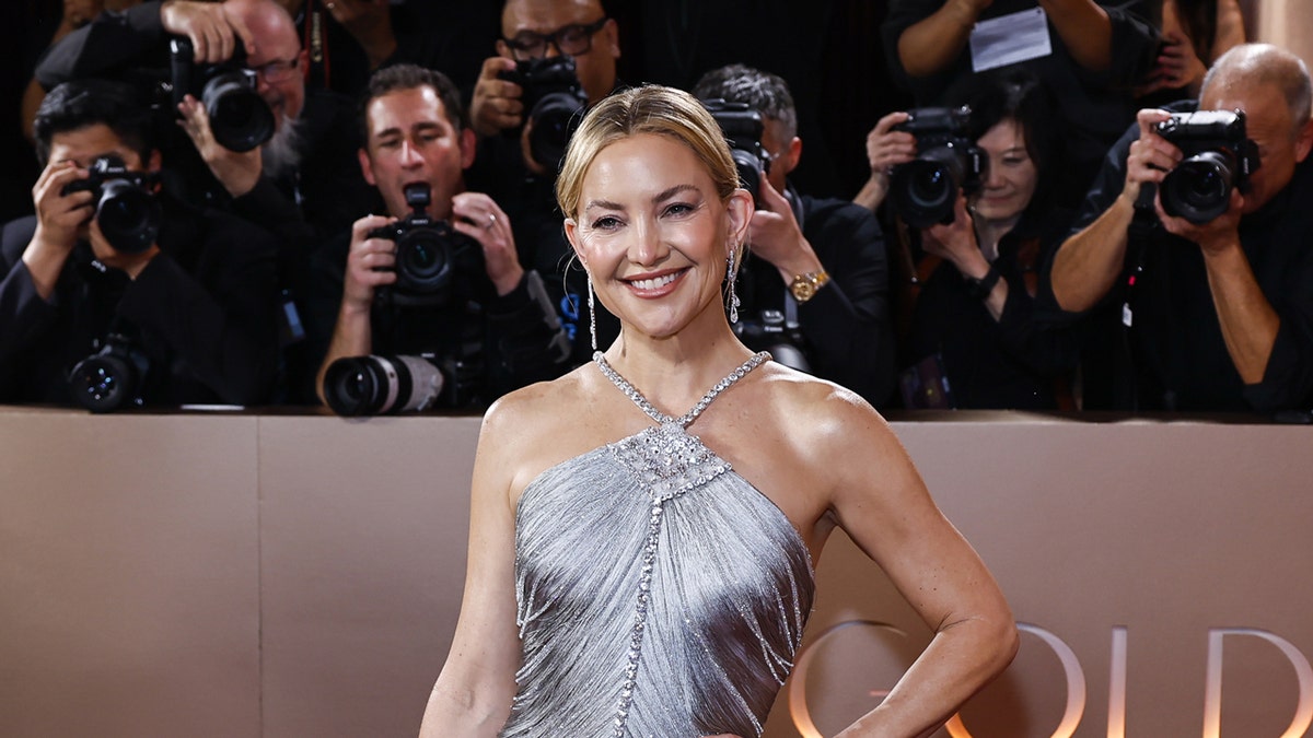 Kate Hudson poses with her hand on her hip at the Golden Globes