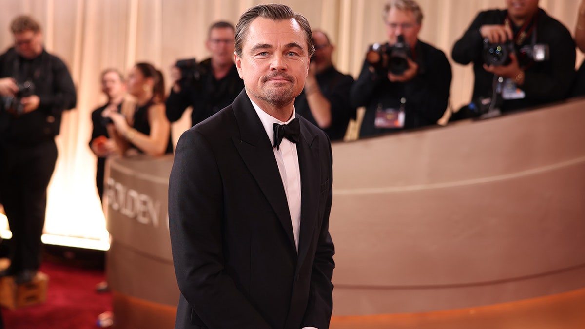 Leonardo DiCaprio cammina sul tappeto rosso ai Golden Globes