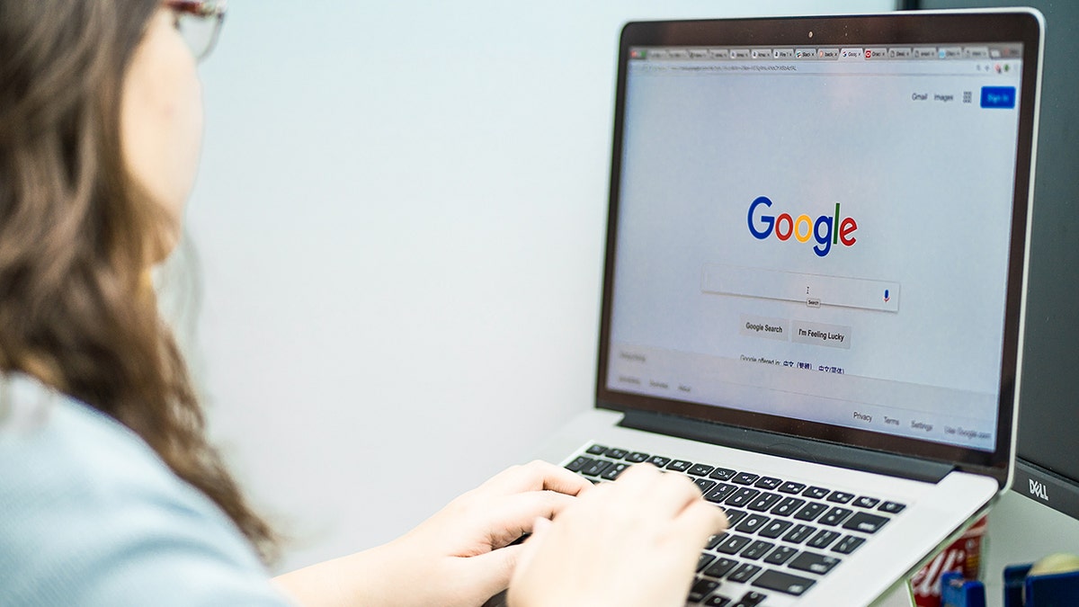 Donna che utilizza Google sul suo laptop.