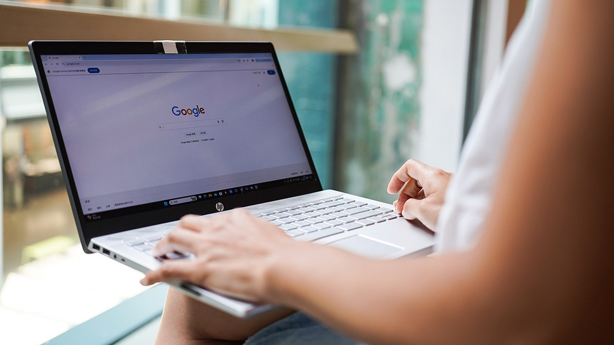 Persona che digita sul proprio computer.