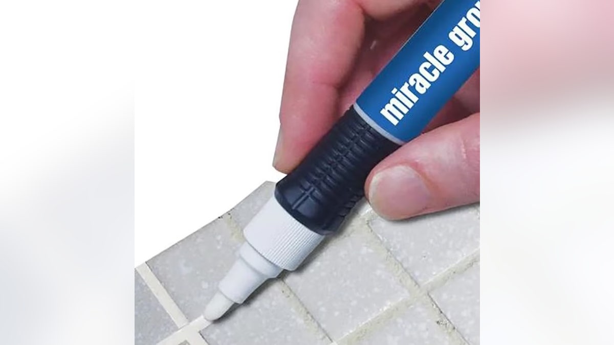 Ravviva la malta macchiata con questa pratica penna.