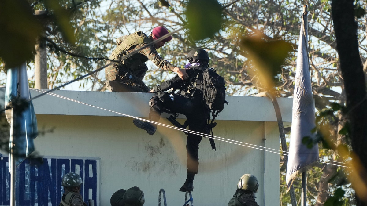Guatemala police climb building during Prison Riot
