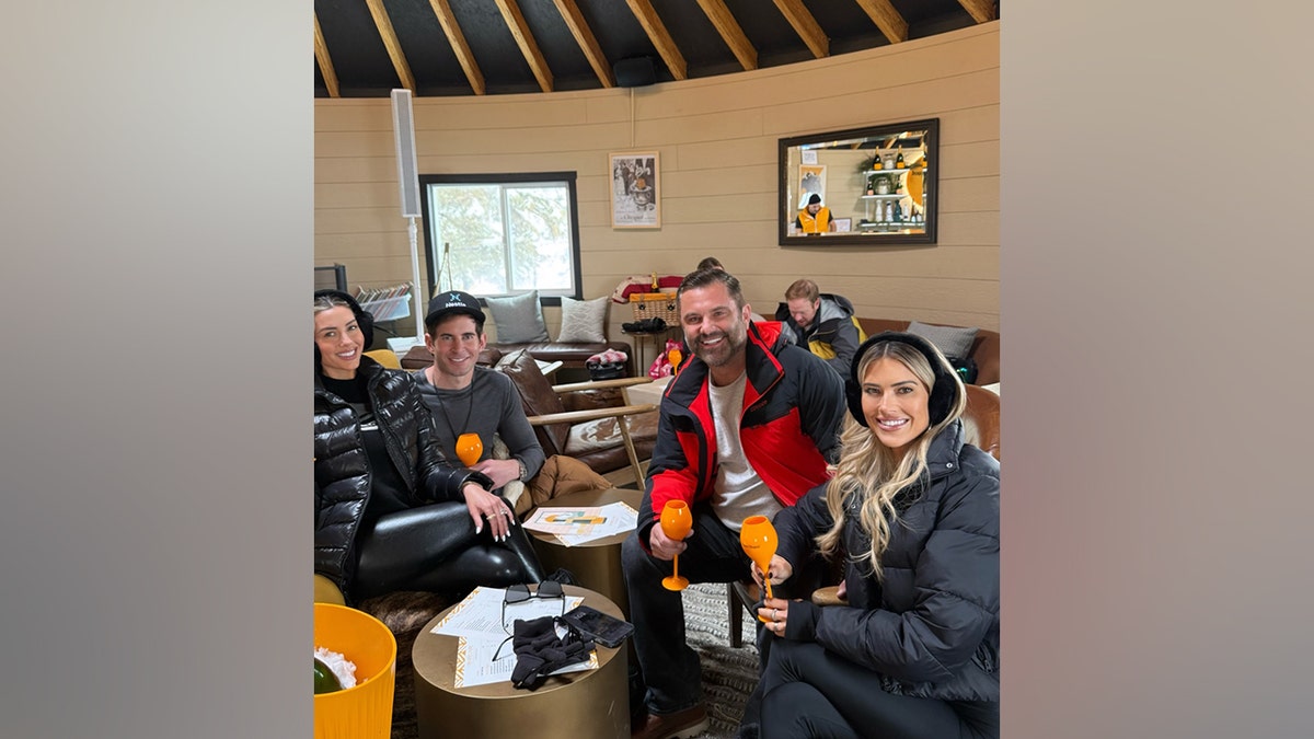 Christina Haack, Chris Larocca, Tarek El Moussa e Heather Rae El Moussa seguram taças de champanhe enquanto passam um tempo juntos durante uma escapadela familiar em Park City, Utah.