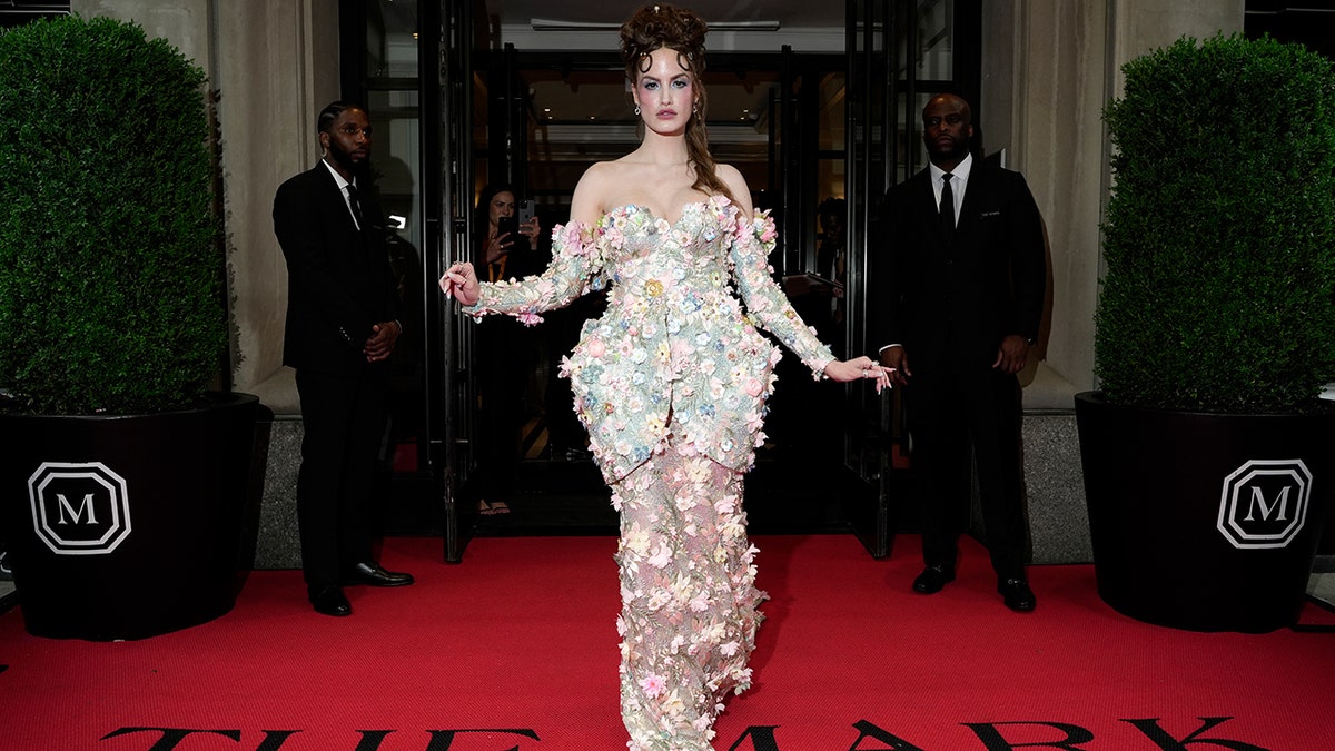 海莉·卡利爾 (Haley Kalil) 出席 2024 年 5 月在紐約舉行的 Met Gala。