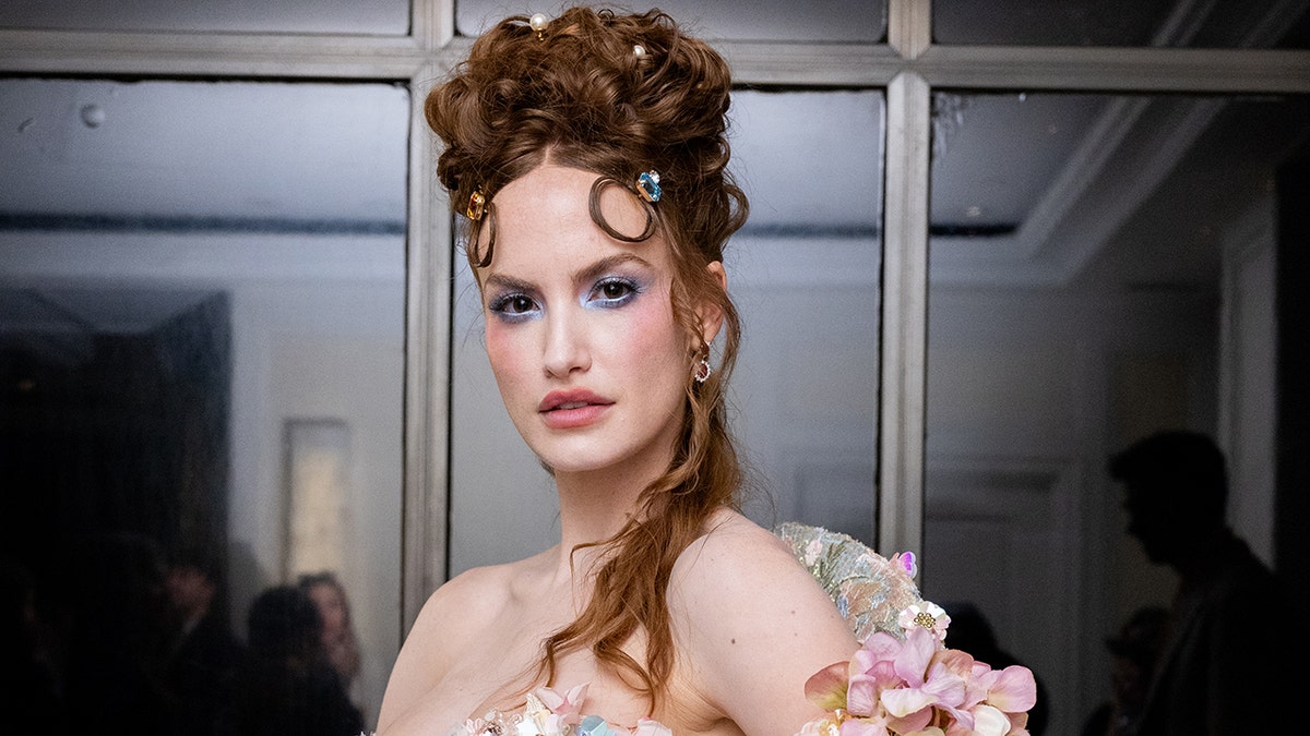 海莉·卡利爾 (Haley Kalil) 在 2024 年 5 月舉辦 Met Gala 之前在紐約市的酒店。