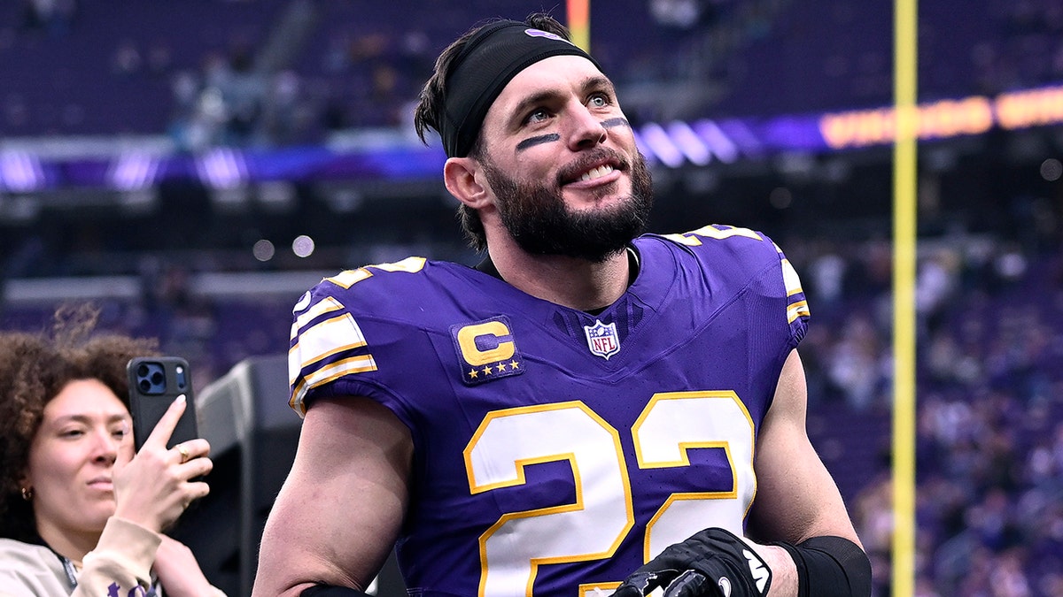 Harrison Smith walking off the field at U.S. Bank Stadium