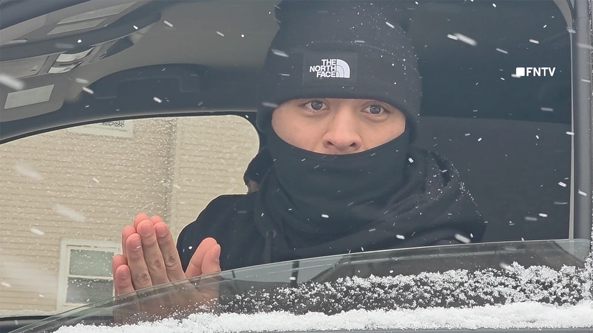 ice-agent-confronts-bystanders-minneapolis