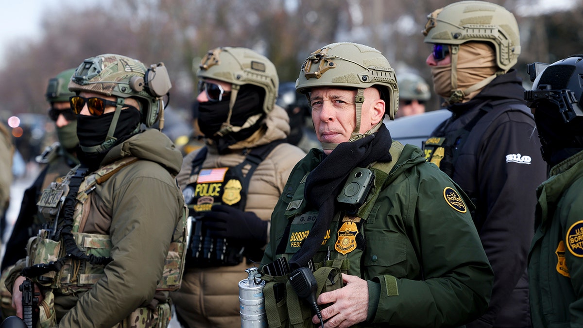 Los manifestantes se enfrentan a las fuerzas del orden en Minneapolis.