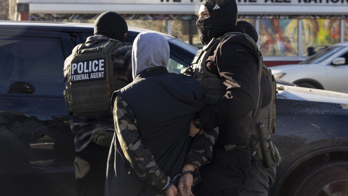 Agentes federais de imigração fazem a prisão