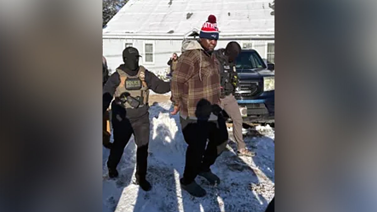 Uma pessoa sendo presa pelo ICE.