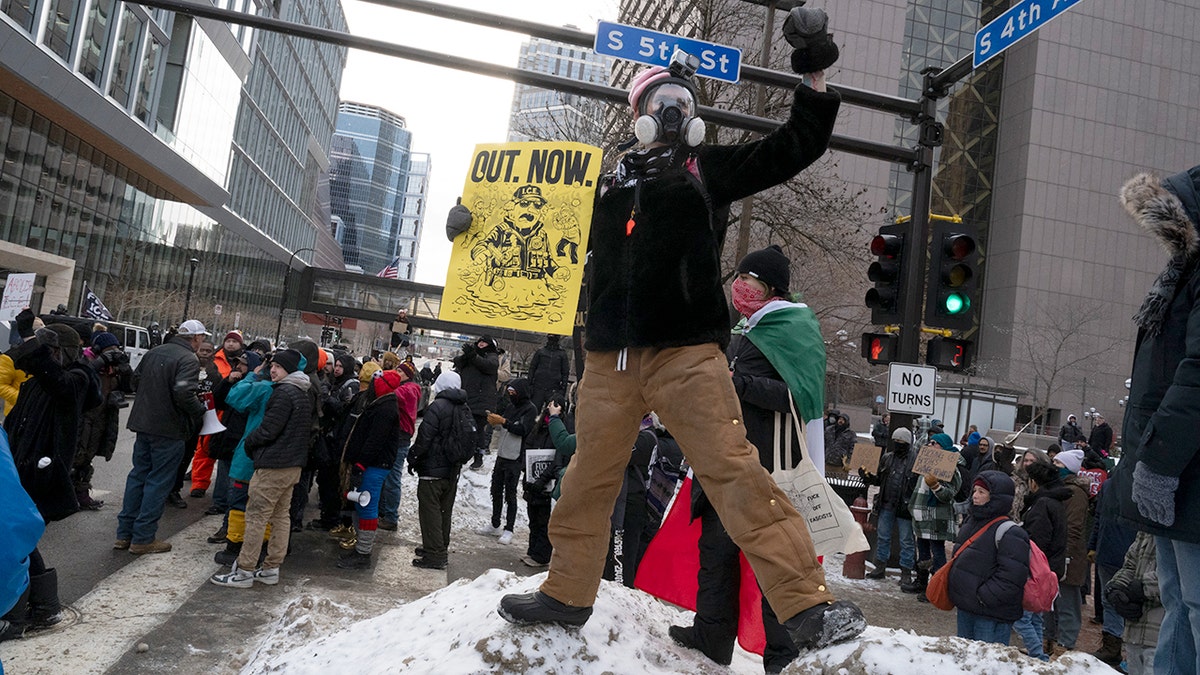 Um manifestante anti-ICE segura uma placa em Minneapolis 