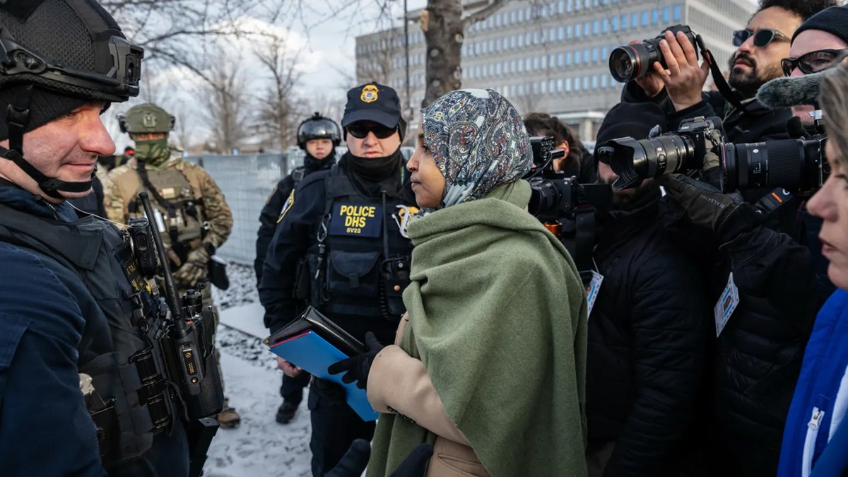 Ilhan Omar al edificio federal de Minneapolis.