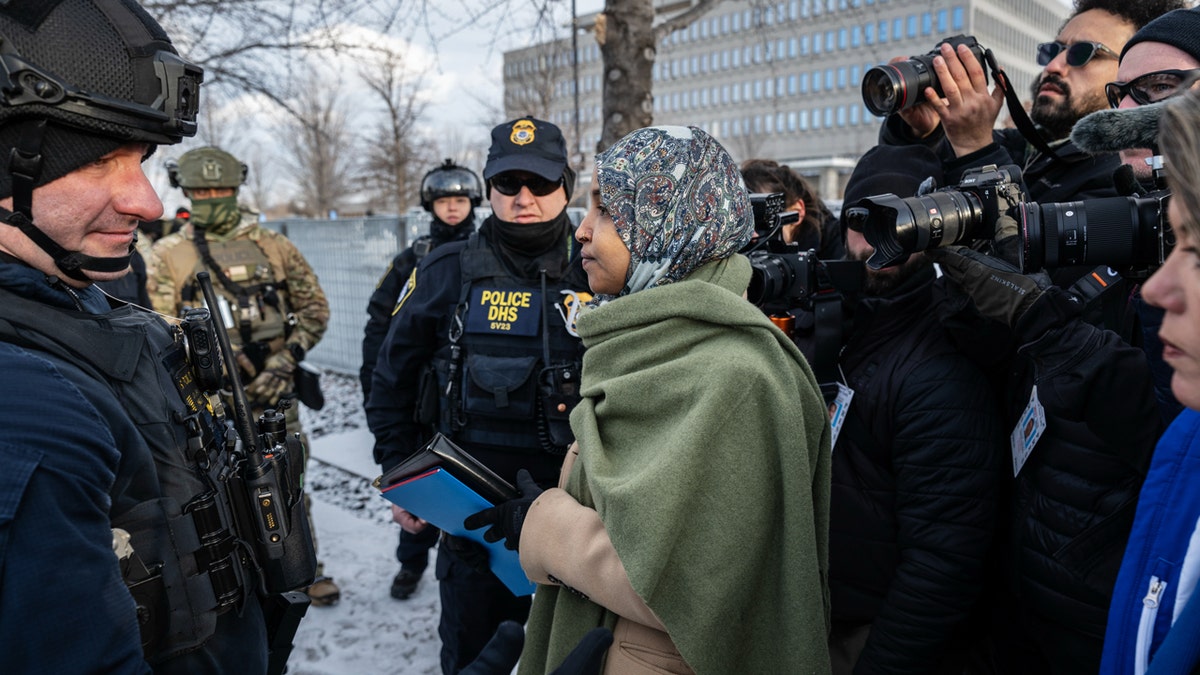 Minnesota-vertegenwoordiger Ilhan Omar in het federale gebouw van Minneapolis