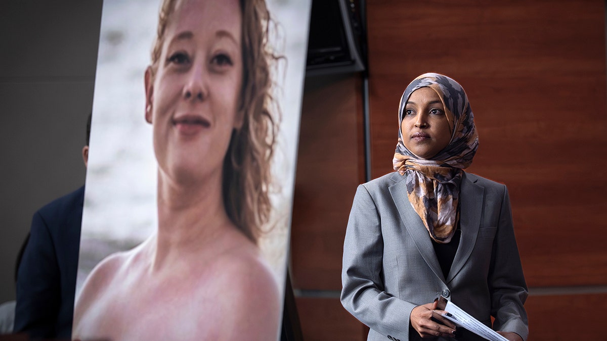 Deputada Ilhan Omar (D-MN) com uma foto de Renee Goode