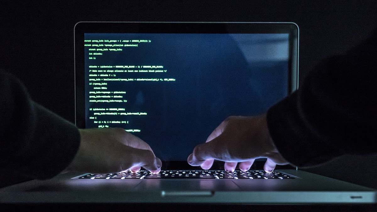 Hacker digitando código.