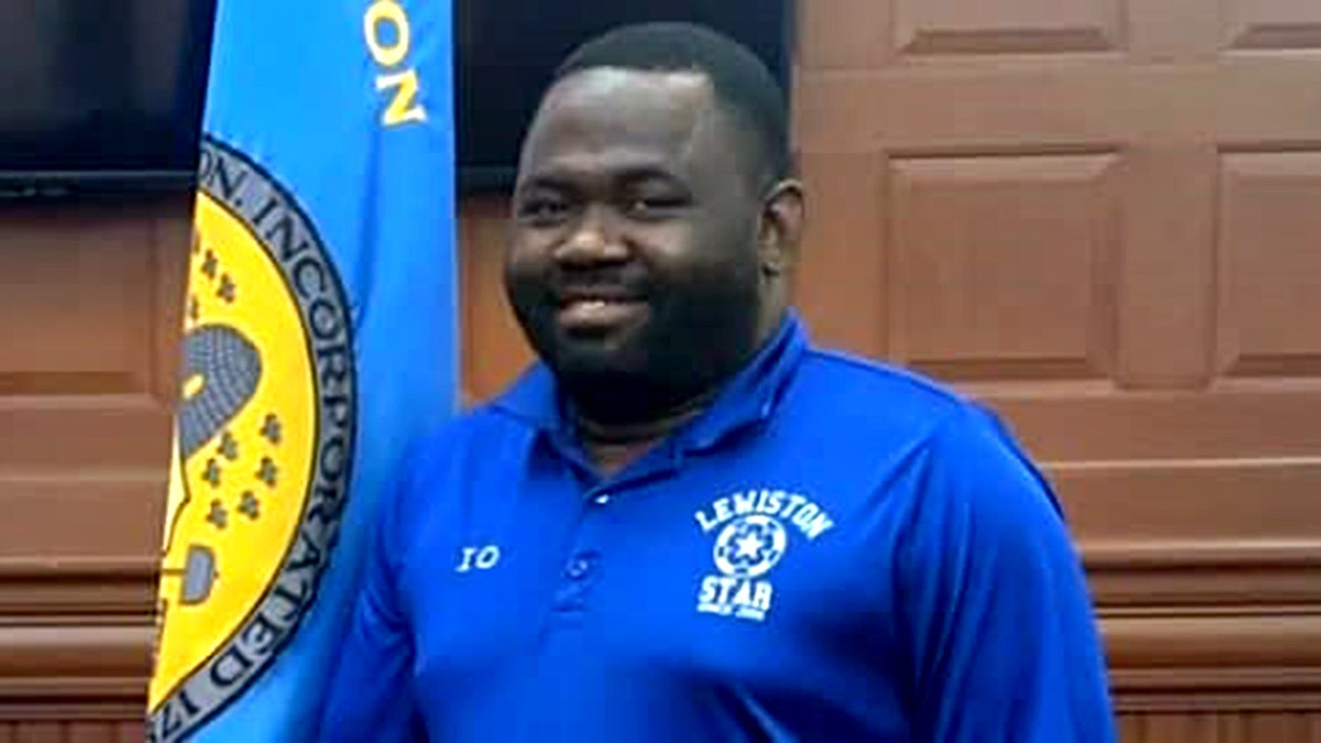 Iman Osman está sorrindo