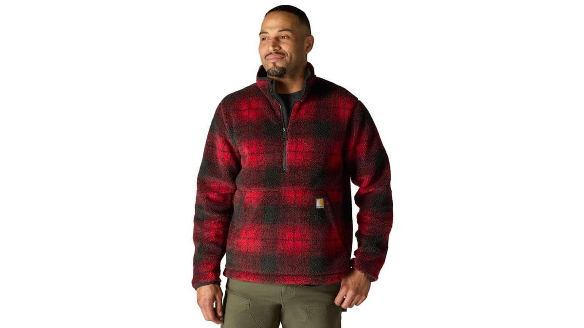 Soft, warm and oversized, this pullover is ideal for outdoor work. 