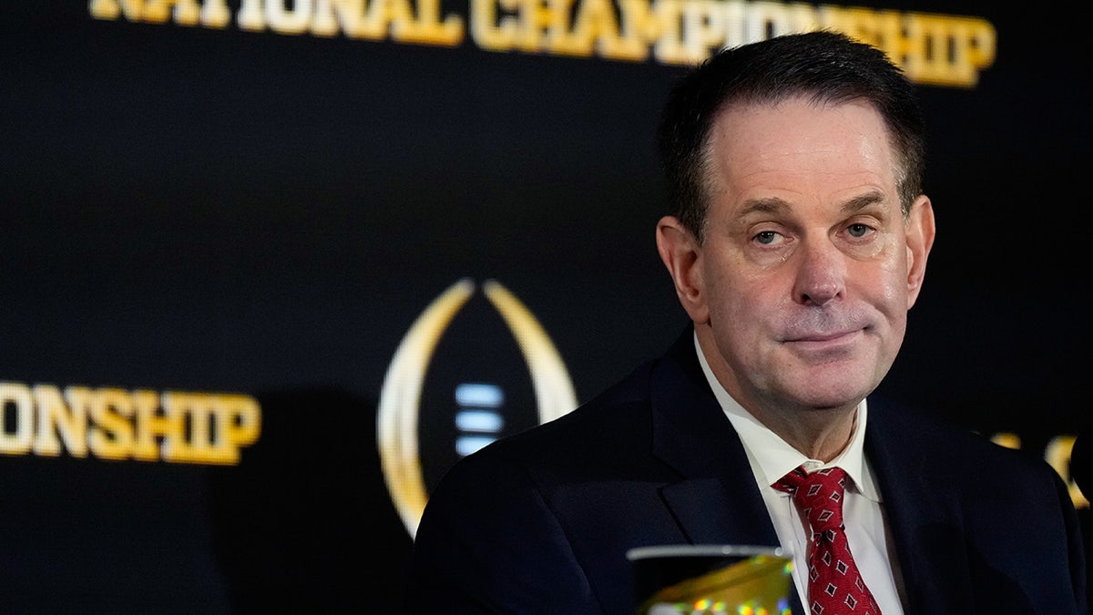 Curt Cignetti habla con los periodistas