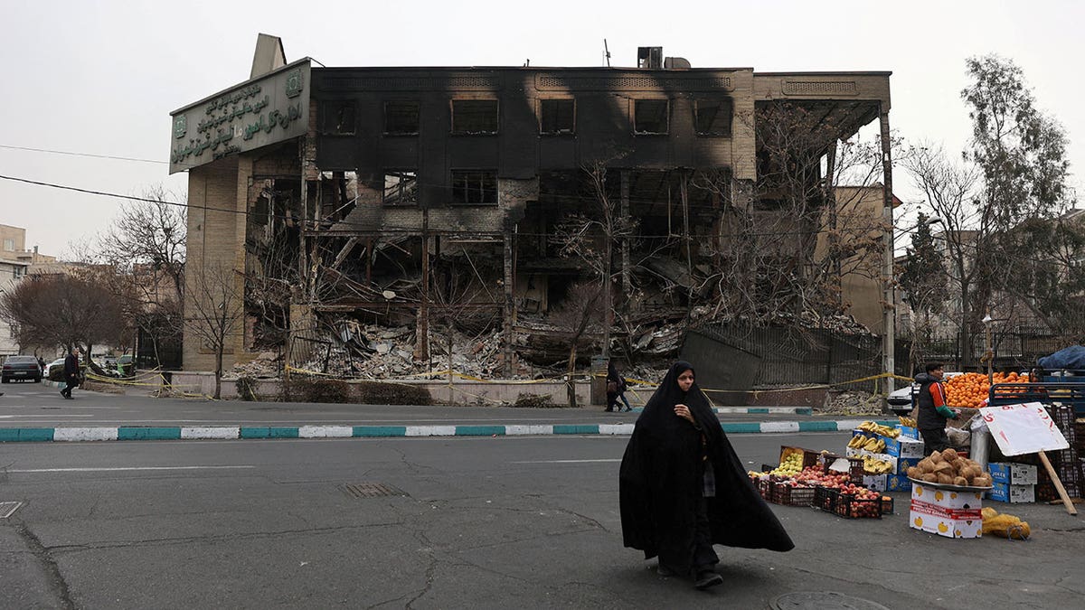 Edificio de impuestos estatales incendiado durante las protestas iraníes