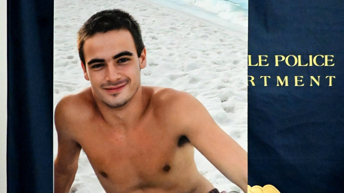 zdjęcie Jacoba Lyona uśmiechającego się na plaży