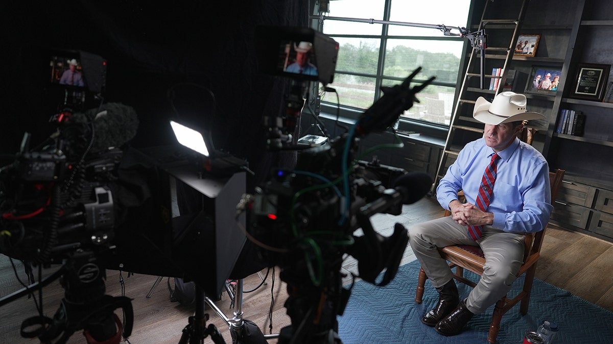 James siendo filmado para tu serie.