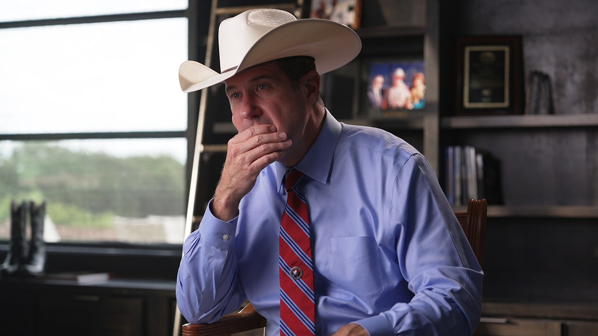 Texas Jim Holland con su sombrero de vaquero durante la entrevista.