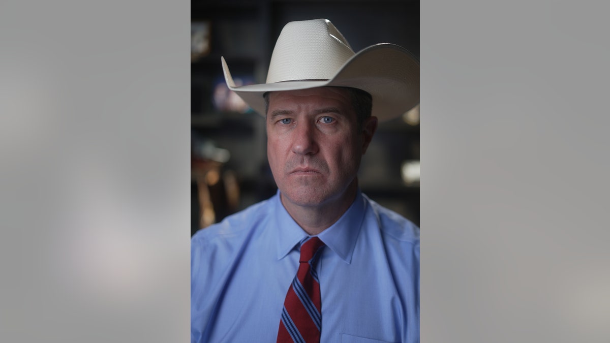 Primer plano de James con un sombrero de vaquero.