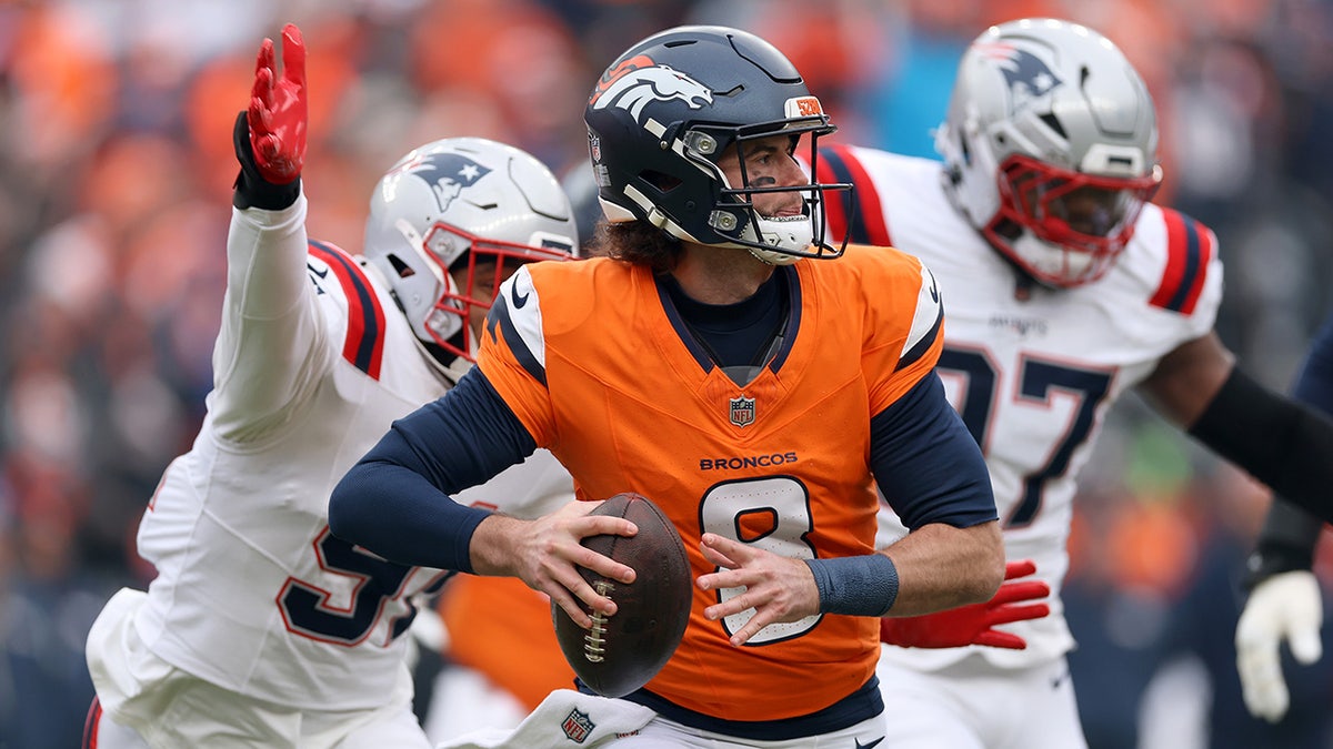 Jarrett Stidham wygląda na podanie