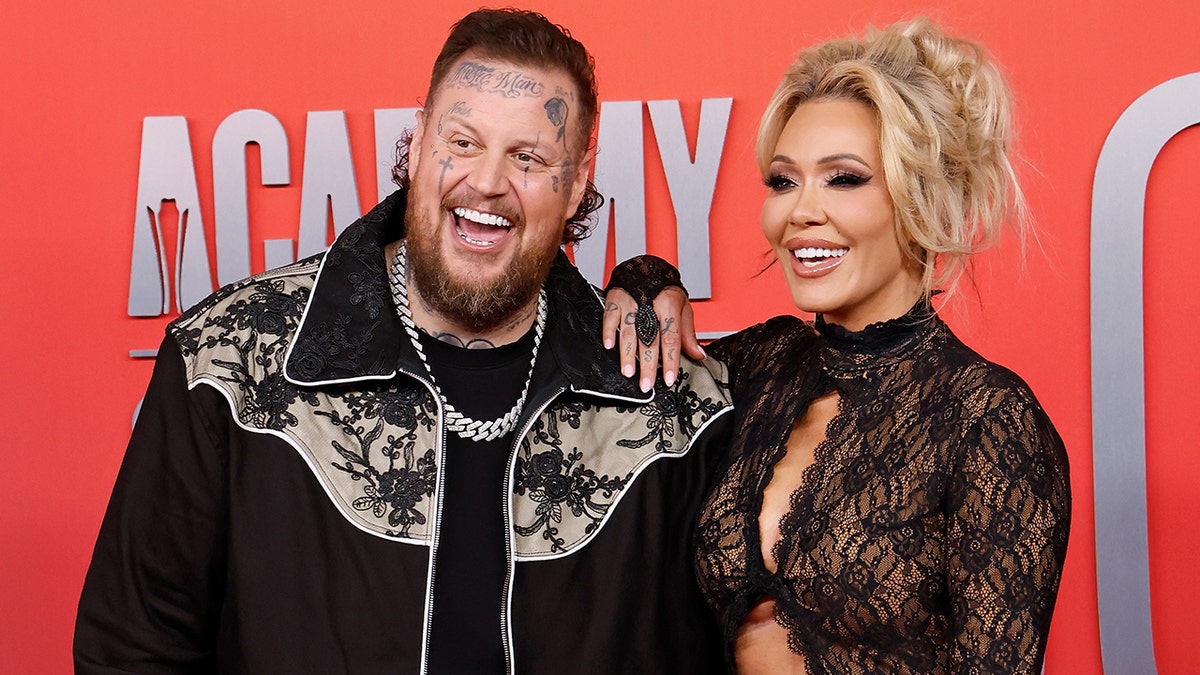 Jelly Roll e Bunnie XO posano sul tappeto rosso