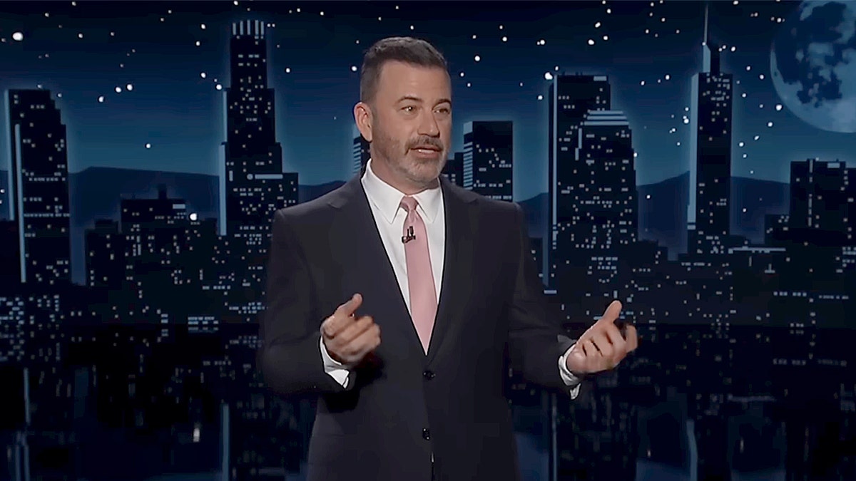 Jimmy Kimmel spreekt op het podium tijdens zijn late night show