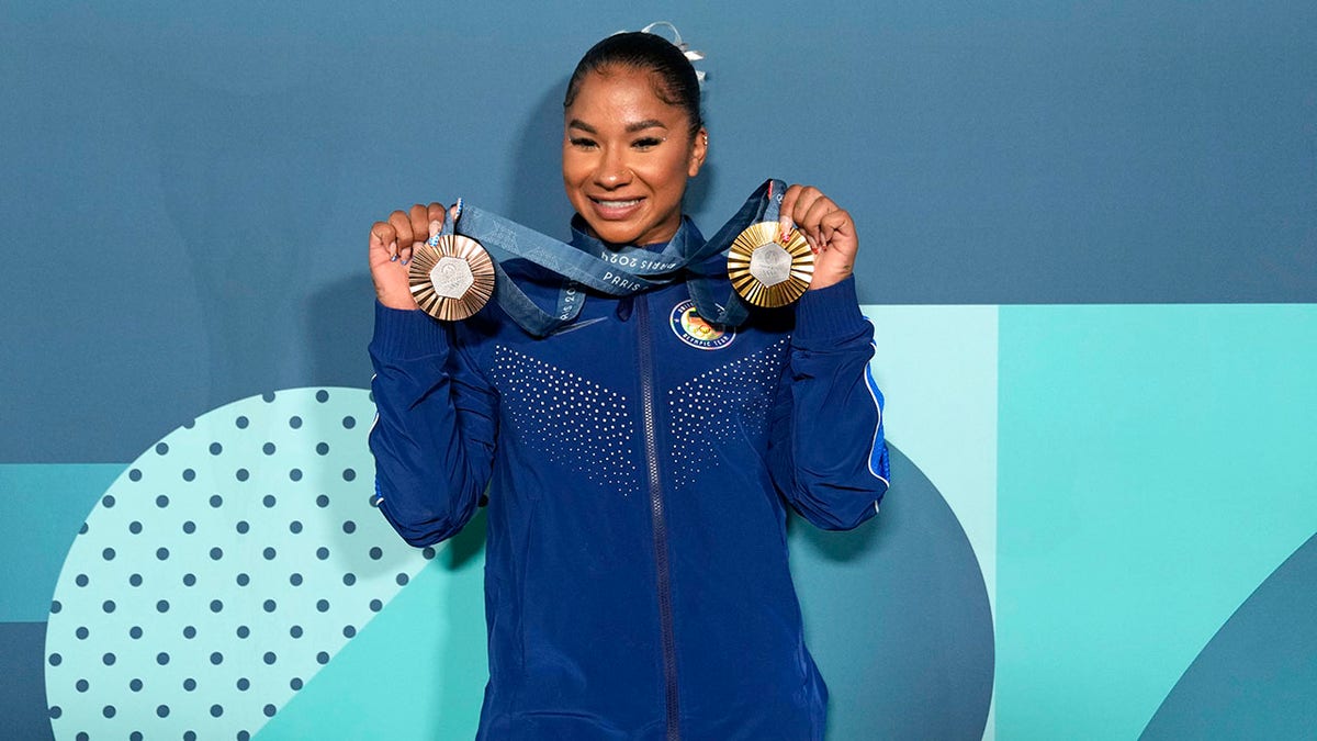 Jordan Chiles posa com medalhas