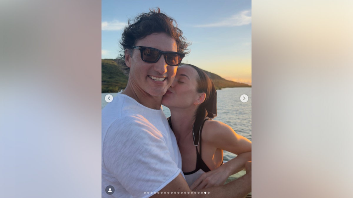 Perry compartió una foto en la que aparece besando a Trudeau en la mejilla.