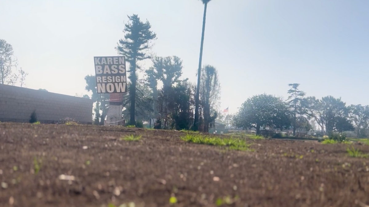 En un terreno baldío se exhibe un cartel que pide la renuncia de la alcaldesa de Los Ángeles, Karen Bass.