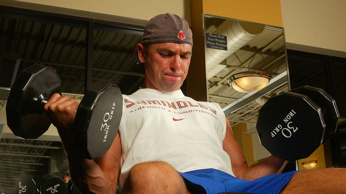 Kenny Chesney lifting weights