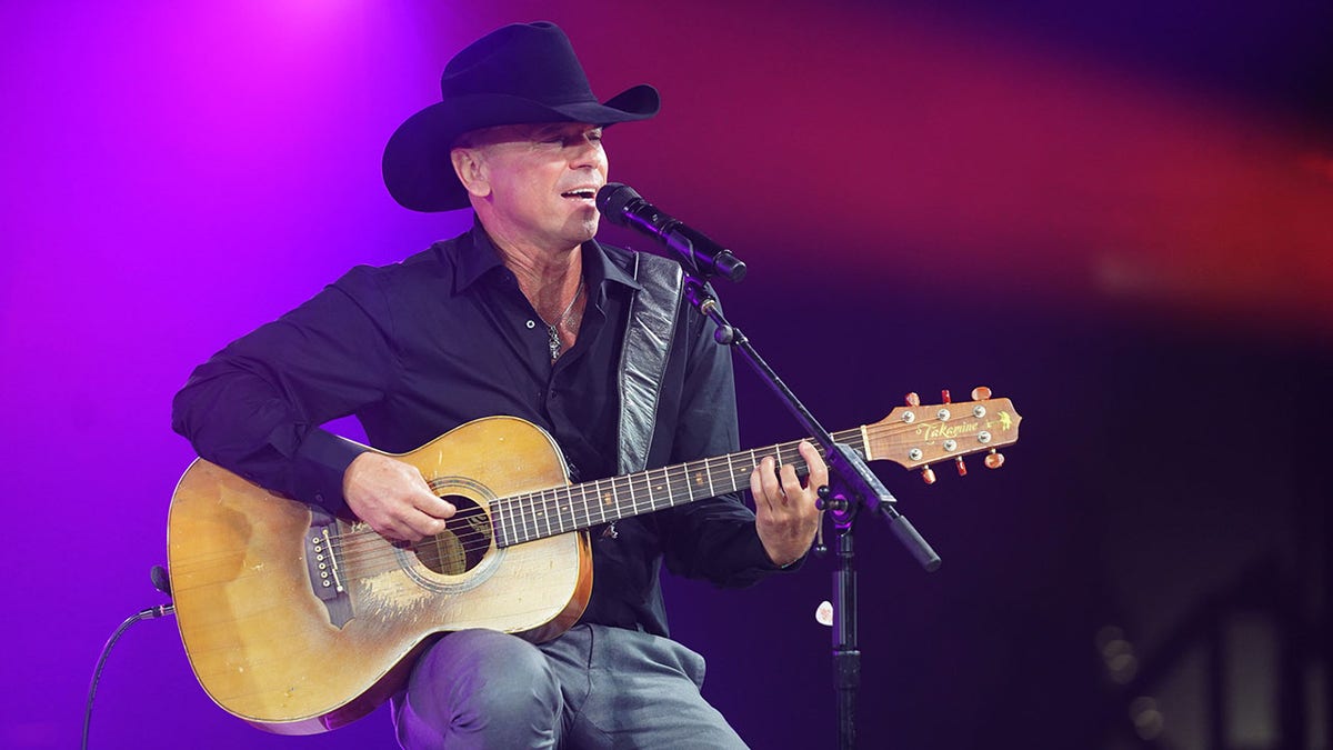 Kenny Chesney performing