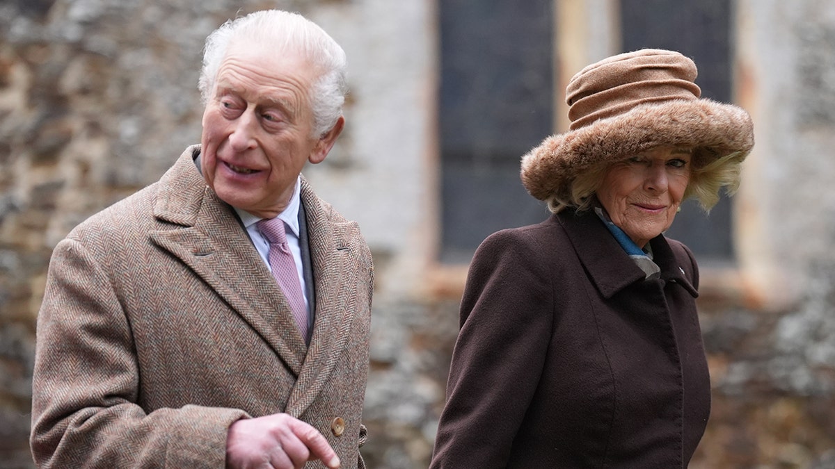 El rey Charles junto a la reina Camilla al aire libre mientras se abrigan para ir a la iglesia en el Reino Unido.