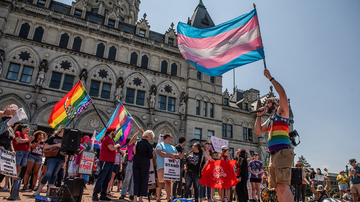 Protesta de la bandera del orgullo LGBT