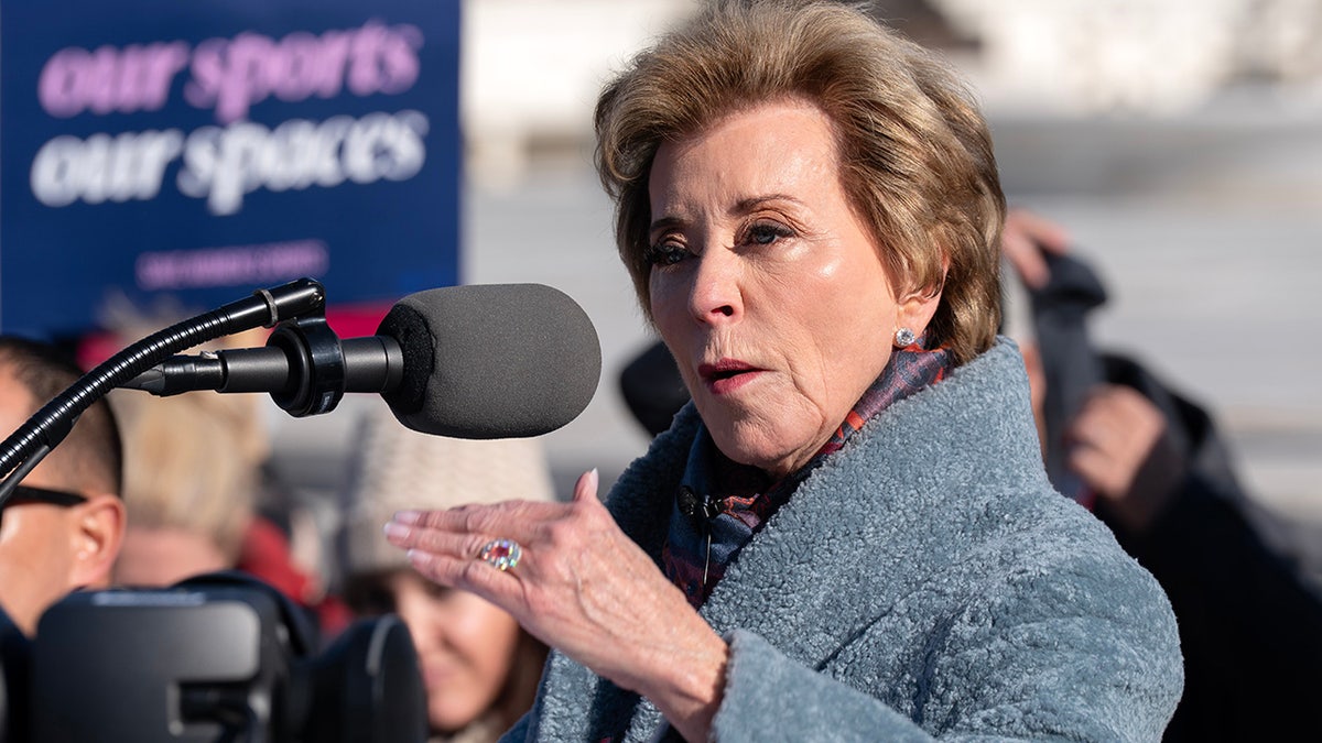 Linda McMahon talks to a crowd