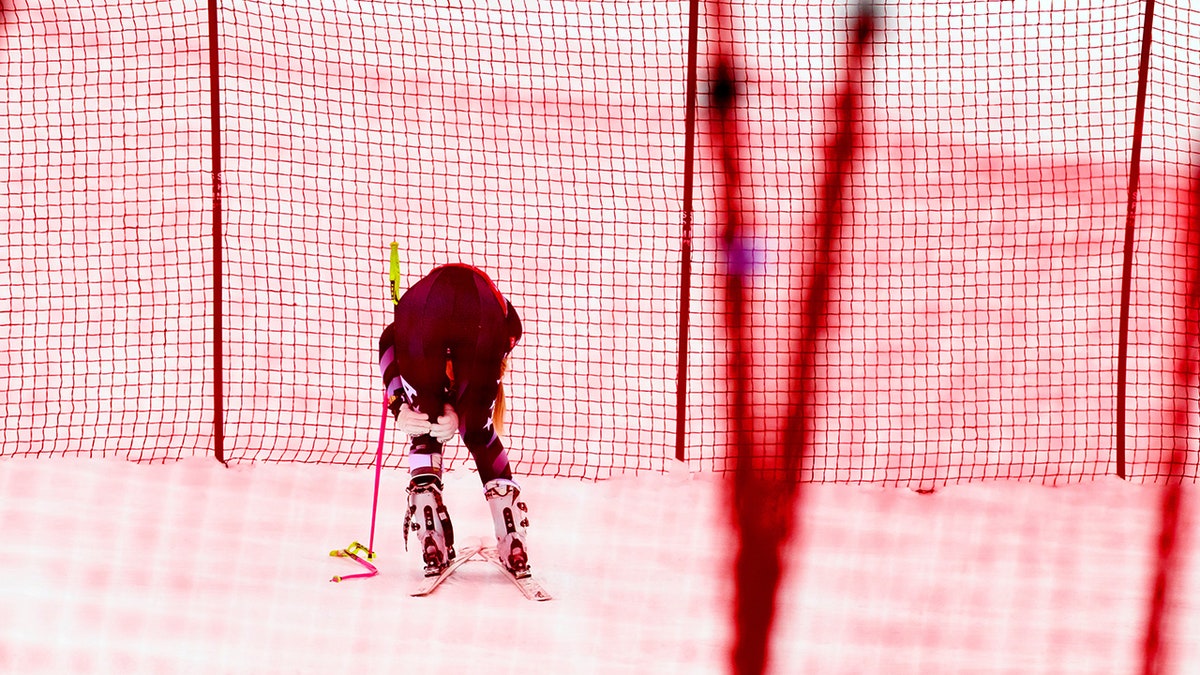 Lindsay Vonn grabs knee