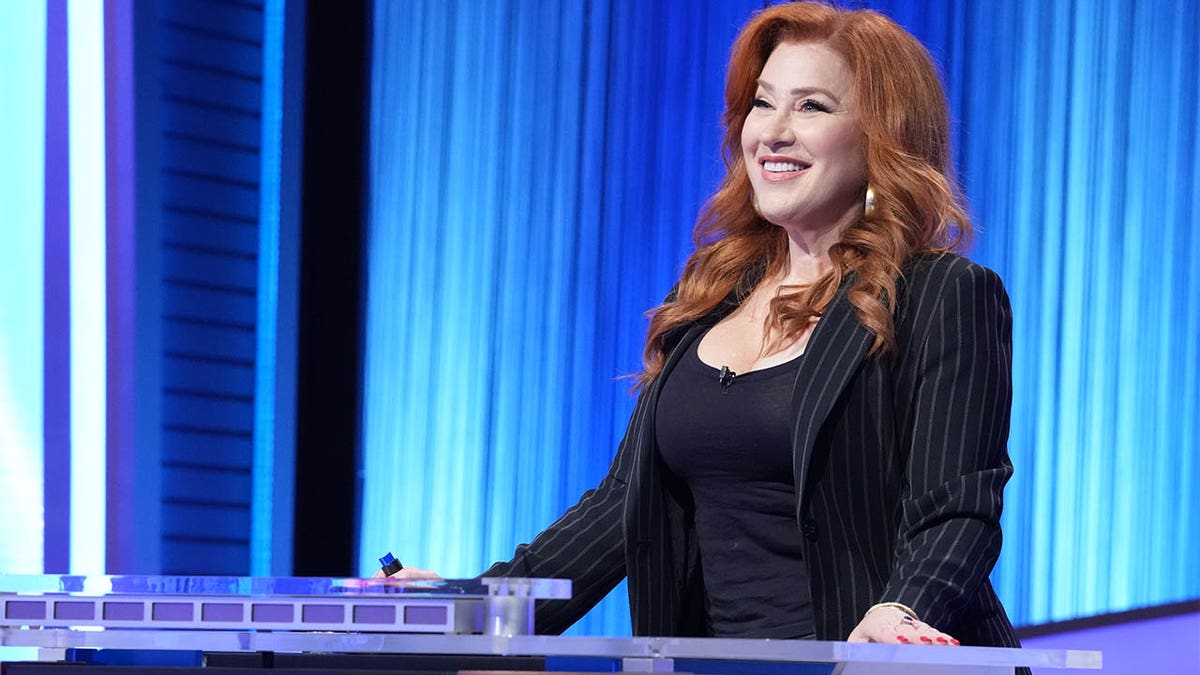 Lisa Walter sonríe en «Celebrity Jeopardy».