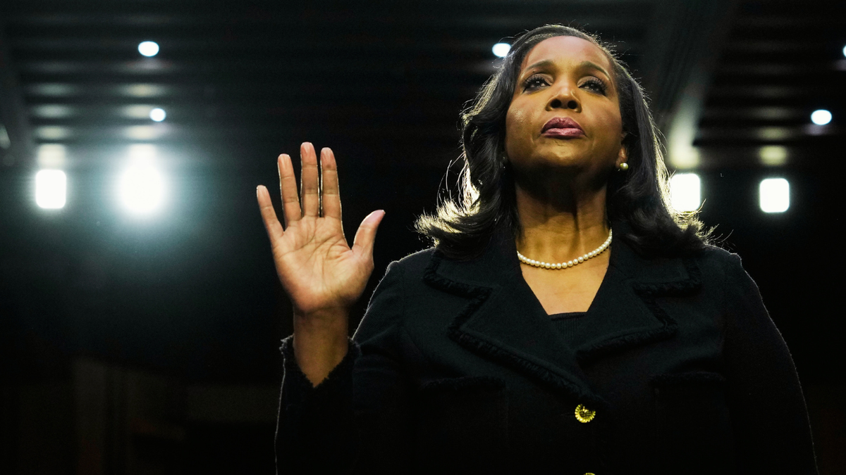 Lisa Cook presta juramento antes de depoimento no Congresso em 21 de junho de 2023 em Washington.