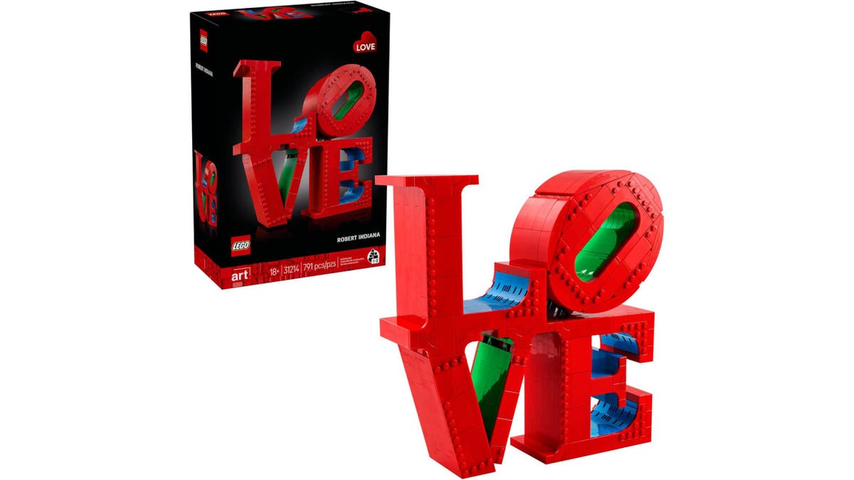 Complete this adorable Lego set with your loved one.