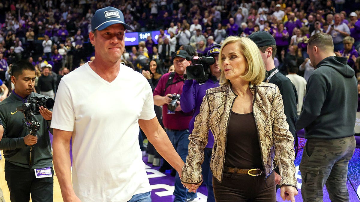 A técnica de basquete feminino da LSU, Kim Mulkey, trazendo a técnica de futebol Lane Kiffin para a quadra de basquete