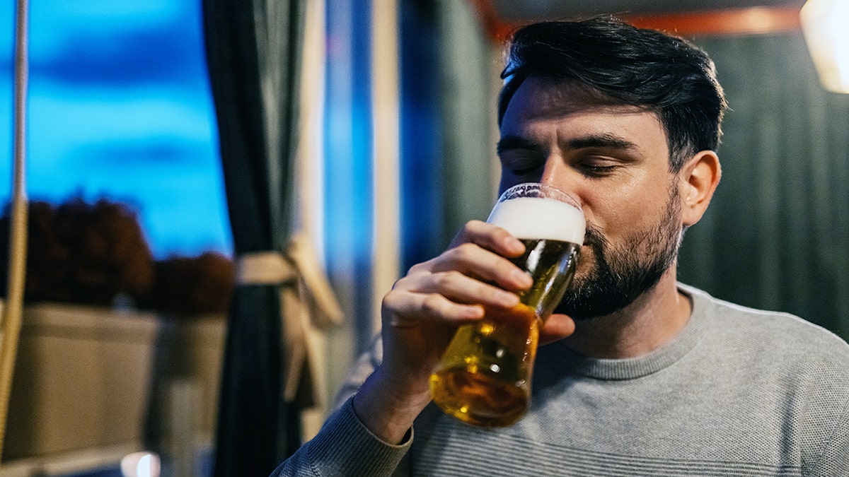 Hombre bebiendo cerveza: riesgo de cáncer de colon