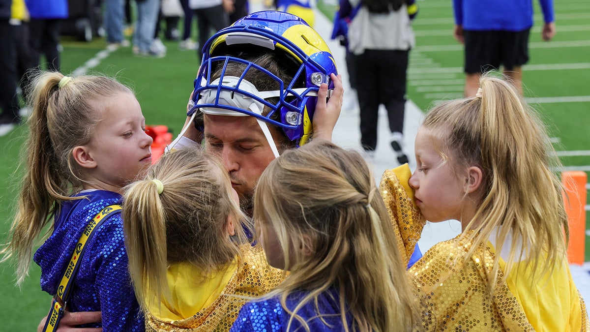 Matthew Stafford meets daughters before game