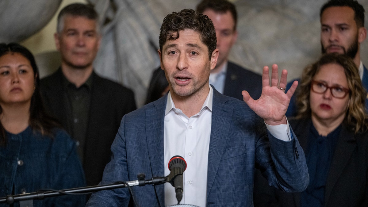 Burgemeester Jacob Frey houdt hand omhoog en spreekt